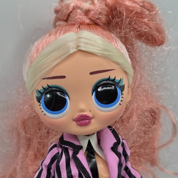 LOL Surprise OMG Winter Chill Big Wig Doll With Long Pink Hair & Black Striped O - Picture 2 of 8